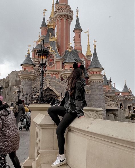 Euro Disney Paris Outfit, Disney Paris Photo Ideas, Disneyland Paris Picture Ideas, Disneyland Paris Instagram Pictures, Disney Paris Aesthetic, Disneyland Paris Photo Ideas, Disneyland Paris Outfit, Disneyland Paris Aesthetic, Disneyland Photo Ideas