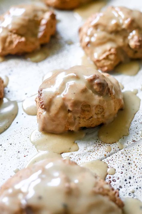 Love Banana Bread? Try this easy Banana Scone recipe with brown butter maple icing! Perfect for breakfast or brunch. Banana Scones Recipe Easy, Banana Scones Recipe, Banana Nut Scones, Scones Healthy, Easy Soul Food, Brunch Baking, Scones Breakfast, Banana Scones, Maple Icing