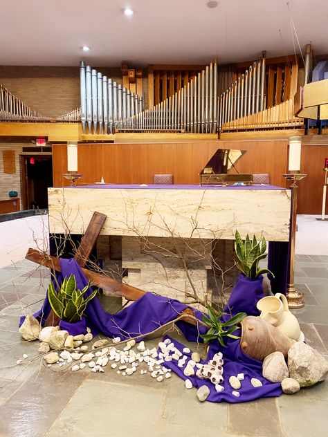 Catholic Church Easter Decorations, Easter Altar Decorations, Lent Decorations, Easter Church Flowers, Advent Church Decorations, Lent Decorations For Church, Easter Tomb, Sanctuary Design, Palm Sunday Decorations