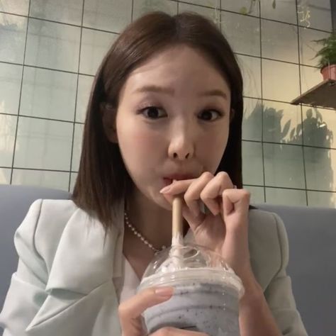 twice 트와이스 im nayeon 임나연 lq icon pfp layout twitter packs vlive ggs blue starbucks drink pretty selfie selca Kpop Idols Eating, Eating Pp, Nayeon Icons, S Icon, Twice Nayeon, Nayeon Twice, Im Nayeon, Icons Kpop, My Lover