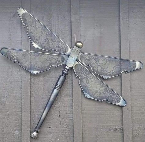 A dragonfly from a spindle,... - Re-Scape Inspired Recycling Spindle Ideas, Dye Clothespins, Dragonfly Yard Art, Garden Dragonfly, Cute Dragonfly, Spindle Crafts, Dragonfly Artwork, Dragon Fly Craft, Dragon Flys