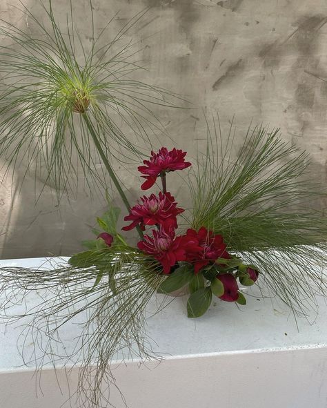 Calma Floral, Ikebana Flower Arrangement Wedding, Ikebana Flower Arrangement, Engagement Ceremony, Mood Images, Vase Arrangements, French Wedding, Event Flowers, Wedding Flower Arrangements