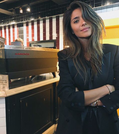 Pia Miller Pia Miller Hair, Pia Miller, Glamorous Wedding Makeup, Mădălina Diana Ghenea, Brown Hair Color Shades, Blazer Street Style, Brunette Makeup, Hair Color Shades, Work Wear Women