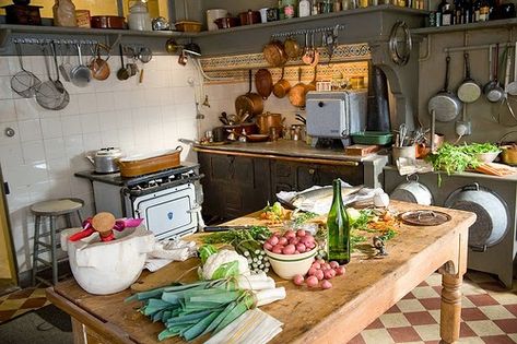 Julia Child Kitchen, Unfitted Kitchen, Paris Kitchen, Freestanding Kitchen, Casa Vintage, Cottage Kitchens, French Kitchen, Julia Child, Cozy Kitchen