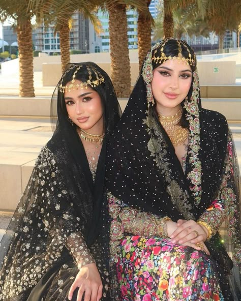 Traditional Emirati Dress, Saudi National Day Outfit, Uae Traditional Clothes, Arabic Outfit Traditional, Uae National Day Dress, Omani Clothes, Omani Dress Woman, Arabian Nights Party Outfit Women, Emirati Culture