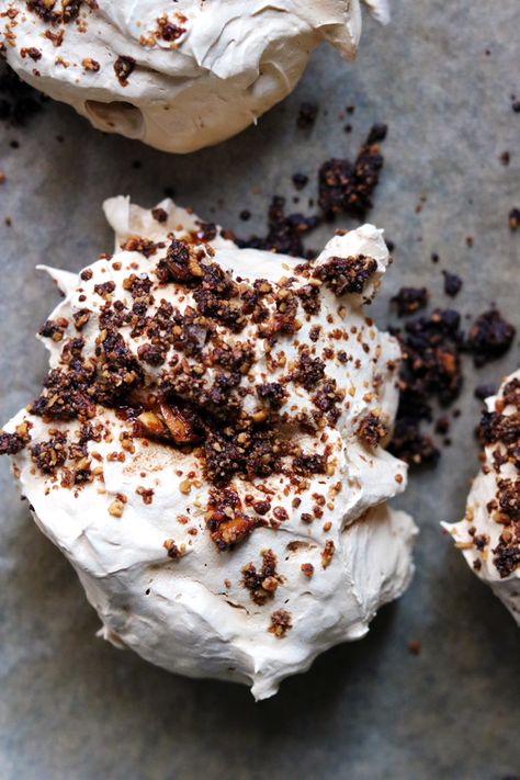 Spiced praline meringues that taste like Christmas spirit and would be the absolutely perfect addition to your holiday cookie tray! Edible Christmas Gifts, Winter Baking, Palate Cleanser, Holiday Baking Recipes, Sugar Shack, Cinnamon Almonds, Custard Filling, Christmas Dessert, Cookie Tray