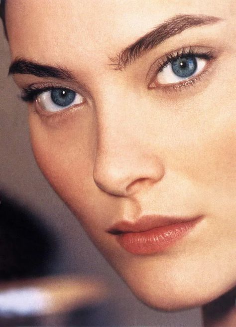 Shalom Harlow, the square jawed snow white - Square Jawed Women Face Structure, Shalom Harlow, 90s Makeup, Models 90s, 90s Supermodels, 90s Models, Nose Job, Model Aesthetic, Aesthetic People