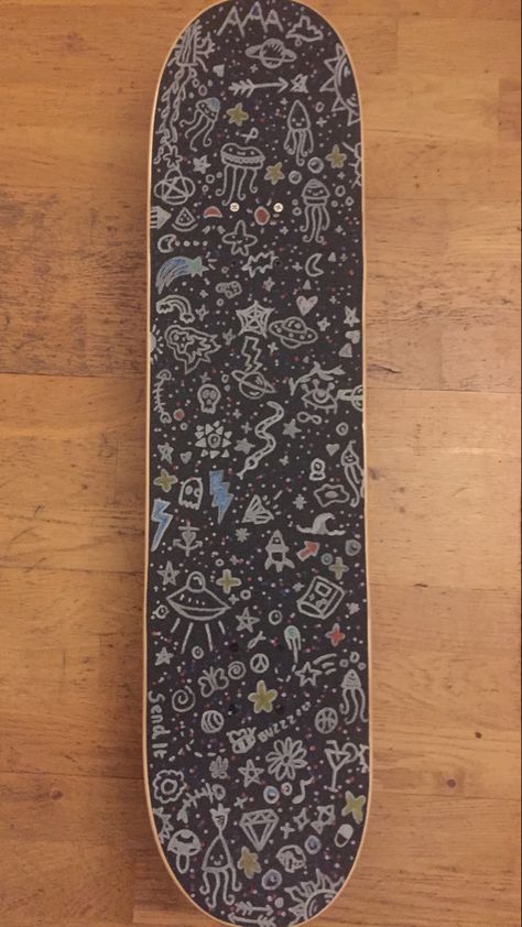 Cool Griptape Designs, Skateboard Custom Paint, Griptape Designs, Painted Skateboard Decks, Aesthetic Skateboard, Skateboard Ideas, Painted Skateboard, Custom Skates, Skateboard Ramps