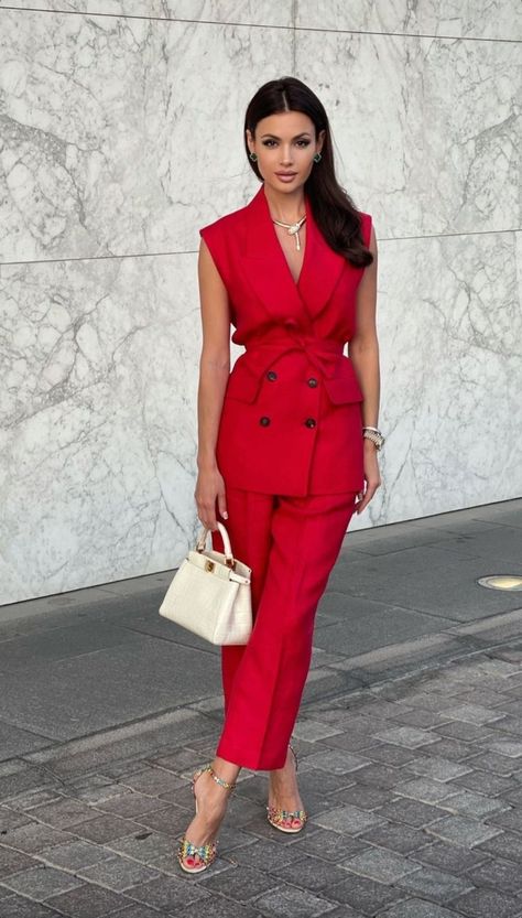 Alena Khovrina, Red Suit, Looks Black, Casual Chic Outfit, Pinterest Fashion, Fashion Mistakes, Work Outfits Women, Professional Outfits, Classy Women