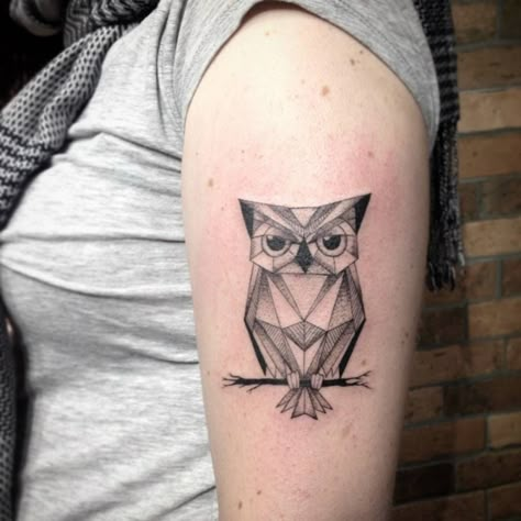 Polygon owl tattoo on the upper arm, by Ivy Saruzi. Geometric Tattoo Bird, Traditional Owl Tattoos, Owl Tattoo Meaning, Geometric Owl Tattoo, Element Tattoo, Vogel Tattoo, Geometric Owl, Bird Tattoos, Owl Tattoo Design