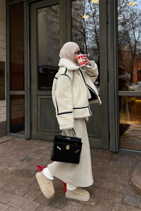 The Row Margaux Bag, Winter Outfit Ideas Aesthetic, Row Aesthetic, Hijabi Winter Outfits, Japan Outfit Winter, Margaux Bag, Winter Hijab Outfits, Fashion Old Money, Hijab Trend