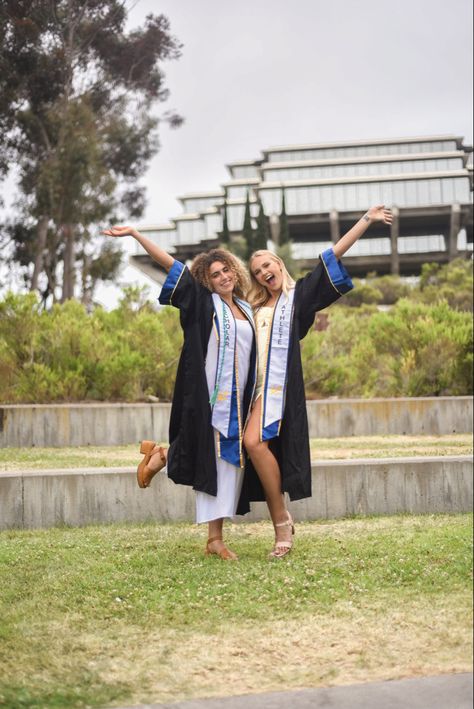 Ucsd Graduation Pictures, Ucsd College, Ucsd Graduation, Poses For Friends, Graduation Pictures Poses, College Graduation Pictures Poses, Grad Poses, College Graduation Pictures, Graduation Poses