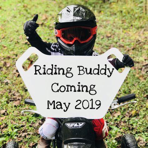 Dirt bike baby announcement Dirt Bike Maternity Photos, Dirt Bike Baby Announcement, Dirtbike Gender Reveals, Dirt Bike Gender Reveal, Motorcycle Photo Ideas, Baby Reveal Photos, Second Baby Announcements, Bike Baby, Announcement Pictures