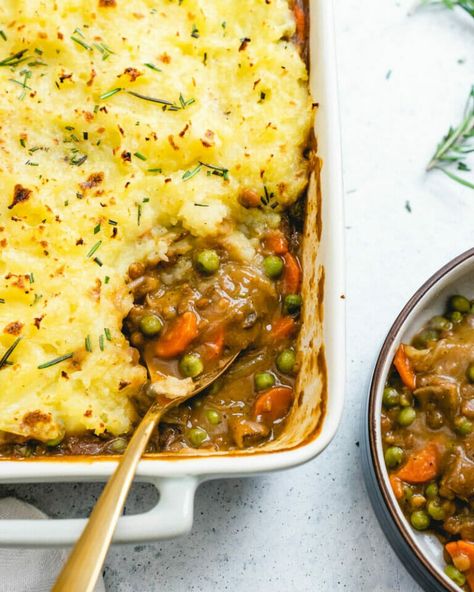 Here's the very best vegan shepherd's pie! The hearty veggie and lentil filling contrasts fluffy potatoes in this stunning plant based dinner recipe. #shepherdspie #veganshepherdspie #plantbasedshepherdspie #plantbased #vegan #plantbasedrecipe #thanksgiving #veganthanksgiving #plantbaseddinner #vegandinner #bestvegandinner Vegan Shepherd's Pie, Vegan Shepherds Pie Lentils, Plant Based Comfort Food, Potato Based Dinners, Plant Based Thanksgiving, Lentil Shepherds Pie, Plant Based Dinner Recipes, Fluffy Potatoes, Shepherds Pie Recipe Healthy