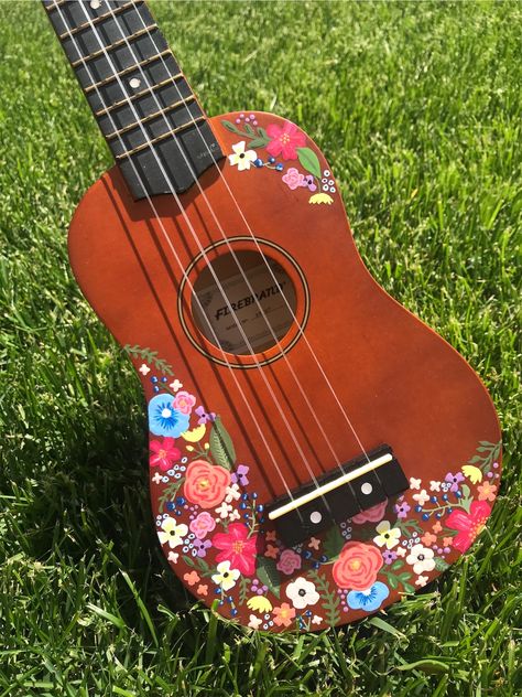 Floral ukulele art painting. Aesthetic ukulele. Painted guitar. #painting #madelinebowell7 Ukulele Painting Ideas, Painting Ukulele, Aesthetic Ukulele, Ukelele Painted, Ukulele Painting, Guitar Art Project, Arte Do Ukulele, Art Painting Aesthetic, Painting Guitar