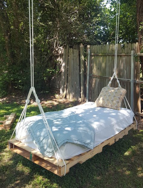 Pallet Swing Bed, Outdoor Hanging Bed, Yard Crafts, Cool Things To Build, Space Saving Furniture Bedroom, Swing Bed, Powerful Manifestation, Pallet Beds, House Makeover