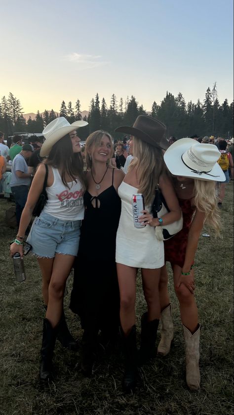 Country Festival Outfits Women, Cow Girl Boots With Shorts, Under The Big Sky Festival Outfits, Country Look For Women, Country Girl Outfits Summer, Country Concert Poses, Ranch Outfits For Women, Country Outfits For Concerts, Outside Concert Outfit