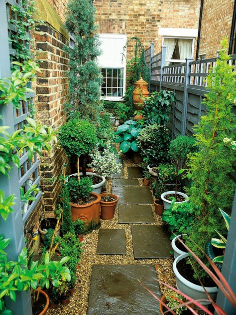 This very narrow space on the side of a townhouse is made more interesting by using an interesting paving pattern with tiles and pea gravel, plus a variety of plants in pots. Very Small Garden Ideas, Narrow Garden, Hgtv Garden, Small Courtyard Gardens, Courtyard Gardens Design, Small Backyard Gardens, Modern Garden Design, Farmhouse Front, Side Garden