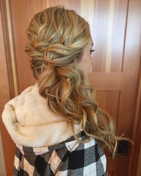 The Hottest Side Swept Hairstyles to Try Right Now Prom Hairdos, Swept Hairstyles, Curled Prom Hair, Side Swept Braid, Bridesmaid Hair Side, Side Curls, Girl Prom, Side Updo, Wedding Hair Side