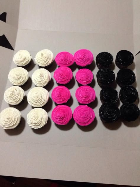 White, pink and black cupcakes Black And Pink Cupcakes Birthday, Pink And Black Cupcakes Ideas, Black And Pink Baby Shower Ideas, Black And Pink Cupcakes, Pink And Black Birthday Party Decoration, Pink And Black Party Theme, Gothic Desserts, Pink And Black Cupcakes, Black And Pink Birthday Theme