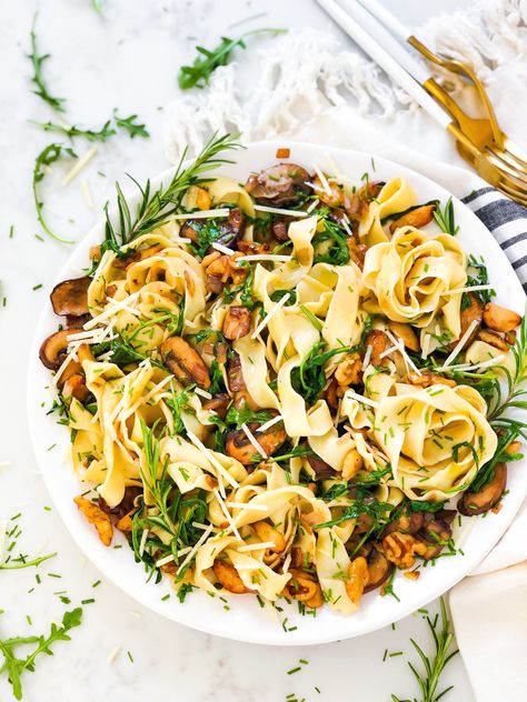 Pasta With Mushroom, Roasted Garlic, And Arugula - Fetty's Food Blog Pasta Recipes Rigatoni, Pasta Recipes Carbonara, Rigatoni Pasta Recipes, Autumn Pasta Recipes, Arugula Pasta, Arugula Recipes, Tagliatelle Pasta, Sautéed Mushrooms, Mushroom Pasta