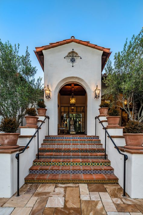 17 Spectacular Mediterranean Entrance Designs That Do Appeal Style Hacienda, Colonial Remodel, Whole House Renovation, Spanish Colonial Homes, Hacienda Homes, Hacienda Style Homes, Spanish Steps, Mexico House, Mediterranean Style Homes