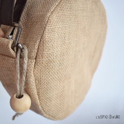 Diy Sac Pochette, Leather Bag Tutorial, Sac Diy, Ethno Style, Painted Bags, Diy Bags Purses, Round Bag, Couture Sewing, Jute Bags