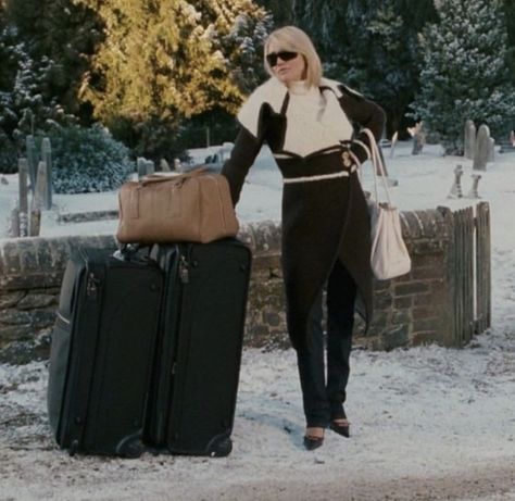 Holiday Cameron Diaz, Winter Inspo, Cameron Diaz, Movies Outfit, Holiday Movie, Winter Aesthetic, Christmas Movies, Movie Scenes, New Yorker