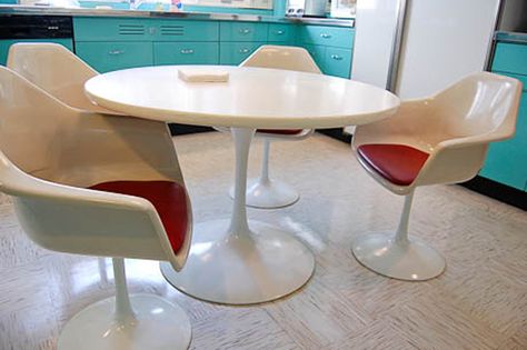 Strawberry Chic: Thrifted and Vintage Tulip Chairs, Saarinen Tulip Table, Kitchen Breakfast Room, Smart Table, Salvaged Furniture, Secret Kitchen, Molded Chair, Leather Cushions, Eclectic Dining