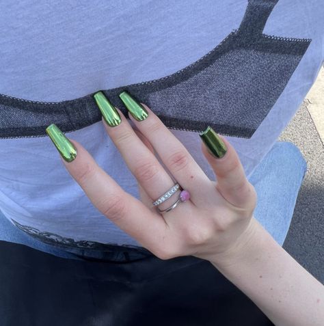 Mettalic Nail, Peridot Nails, Green Metallic Nails, Metallic Green Nails, Chrome Nails Green, Green Chrome Nails Designs, Chrome Coffin Nails, Metallic Nail Designs, Chrome Coffin