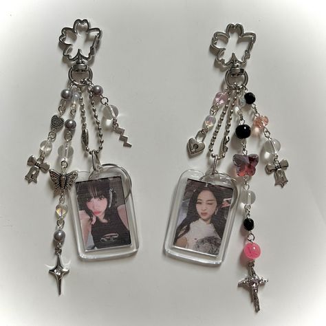 matching kpop photo keychains Kpop Photo Keychain, Kpop Keychain Ideas, Txt Freebies, Kpop Keychain, Jewelry Kpop, Photo Keychains, Phone Customization, Concert Ideas, Pop Jewelry