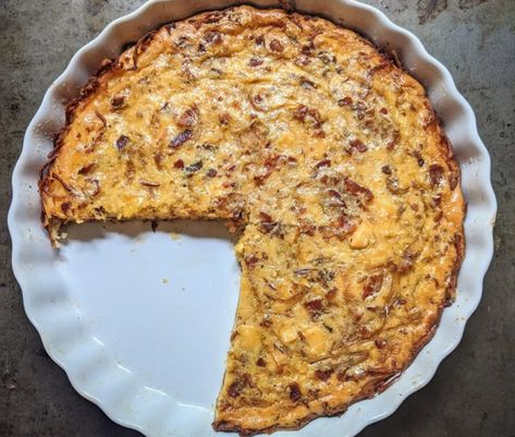 Smoked Gouda, Bacon, and Caramelized Onion Quiche with Hash Brown Crust - The Cook's Cook Smoked Gouda Quiche, Bacon Gouda Souffle Caribou, Bacon And Gouda Quiche, Bacon And Onion Quiche, Bacon Gouda Quiche, Recipes With Gouda, Fall Quiche, Quish Recipes, Gouda Recipes