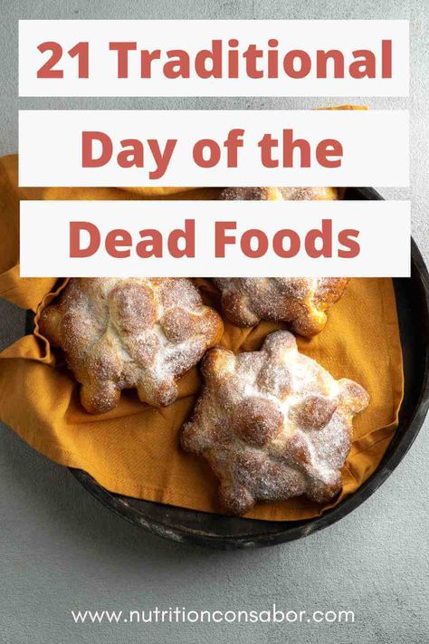 Basket of pan de muertos sweet bread with text reading 21 traditional day of the dead foods. Day Of The Dead Themed Food, Day Of Dead Food Party Ideas, Day Of The Dead Dinner, Dia De Muertos Food Ideas, Day Of The Dead Desserts Easy, Day Of The Dead Recipes, Day Of The Dead Desserts, Dia De Muertos Party Ideas, How To Celebrate Dia De Los Muertos