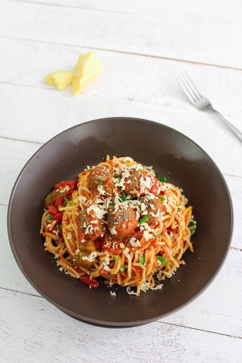 Better than Pastamania Spaghetti Bolognese with Meatballs - Maya Kitchenette Veggies Pasta, Pasta Rice, Aglio Olio, Recipe Cookbook, Pasta Pasta, Spaghetti Bolognese, Num Num, Bon Appetite, Spaghetti Pasta