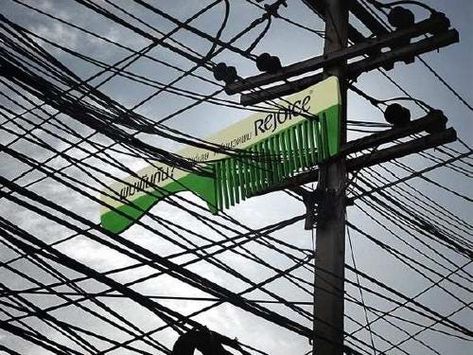 comb ad Guerrilla Advertising, Funny Commercial Ads, House Minimalist, Guerrilla Marketing, Clever Advertising, Good Advertisements, Funny Commercials, 광고 ��디자인, Commercial Ads