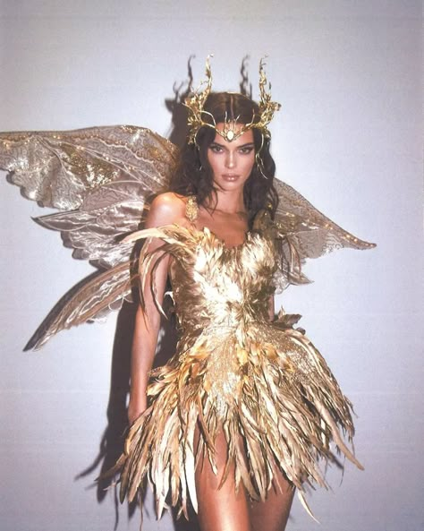 Kendall Jenner Halloween, Forest Fairy Costume, Fairy Halloween, Light Fairy, Best Celebrity Halloween Costumes, Fairy Halloween Costumes, Halloween Beauty, Gold Costume, Fest Outfits