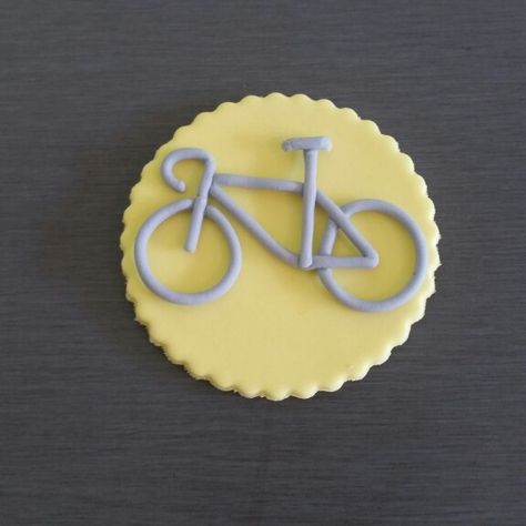 Bike cupcakes toppers Bicycle Cupcakes, Bike Cupcakes, Bicycle Cake, Summer Sugar Cookies, Fathers Day Cupcakes, Bike Decorations, Bike Cakes, Cupcake Day, Edible Cupcake Toppers