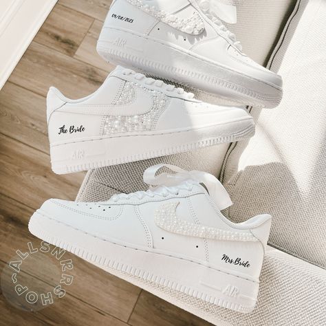 Wedding Shoes Nike Brides, Bride Airforce 1, Platform Wedding Shoes Brides, Nike Air Force Wedding, Nike Bride Shoes, Bride Air Force Ones, Bridal Nikes, Wedding Nike Shoes Brides, Diy Wedding Sneakers