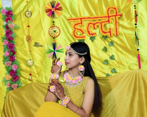 Bride Haldi ceremony shoot Haldi Boy, Haldi Pictures, Haldi Groom, Puja Background, Haldi Shoot, Haldi Photography, Haldi Poses For Bride, Haldi Dress Ideas, Haldi Poses