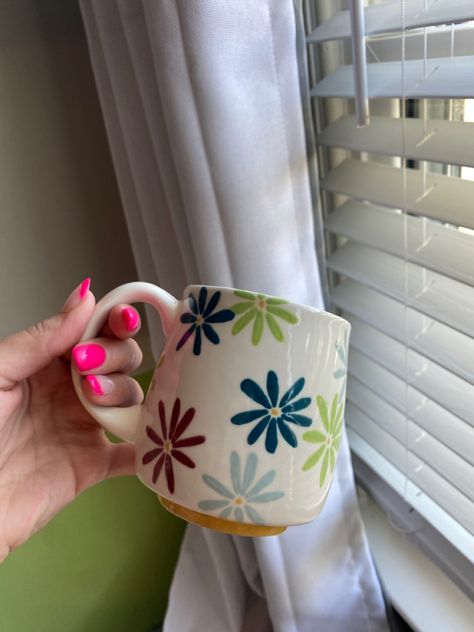 pottery ceramic art painting flowers Fun Mug Painting Ideas, Simple Floral Pottery Painting, Pottery Painting Mug Ideas Simple, Painted Clay Mugs, East Pottery Painting Ideas, Pottery Cup Painting Ideas Easy, Simple Mug Painting, Pottery Designs Painted Simple, Mug Pottery Painting Ideas Simple