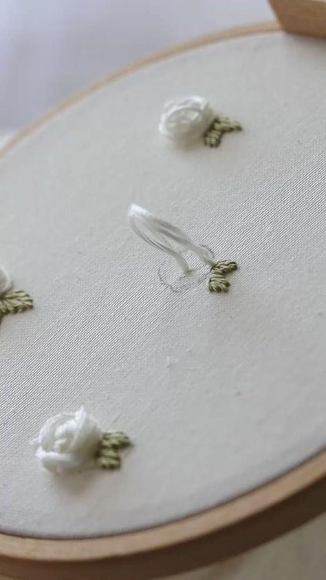 White Embroidery Flowers, Embroidery Flowers Tutorial Simple, Small Embroidery Ideas Flowers, Beginner Embroidery Flowers, Basic Flower Embroidery, White Flowers Embroidery, Hand Embroidered Flowers Tutorials, How To Embroider Roses, Easy Embroidery Tutorial