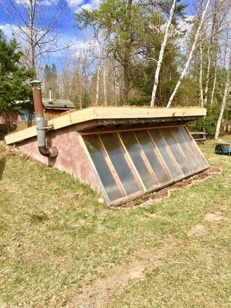 Case Sotterranee, Underground Greenhouse, Casa Hobbit, Diy Greenhouse Plans, Furniture With Storage, Earthship Home, Earth Sheltered, Shelves Storage, Diy Craft Room