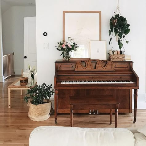 Piano in the living room. Piano Room Decor, Piano Living Rooms, Minimalist Homes, Piano Decor, Piano Room, Mud Room, Lounge Room, Music Room, Front Room