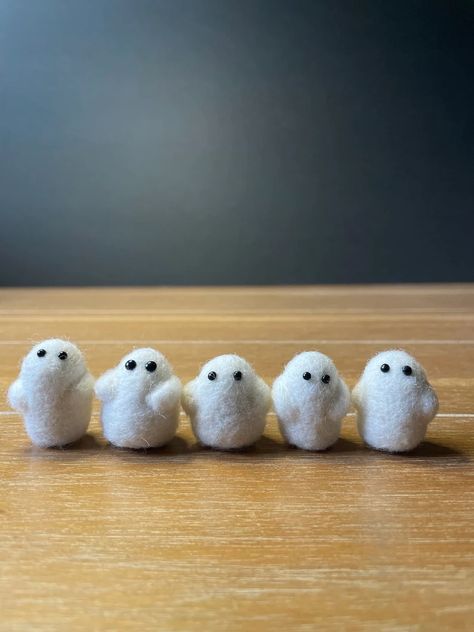 Needle Felted Ghost, Halloween Needle Felting, Felted Ghost, Felt Ghost, Mini Ghost, Felt Halloween, Program Ideas, Needle Felt, Felt Art