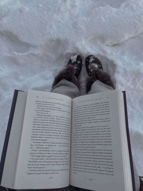 Books Winter Aesthetic, Reading Winter Aesthetic, Reading In Winter, Book Winter Aesthetic, Books Christmas Aesthetic, Winter Semester Aesthetic, Winter Books Aesthetic, Winter Books To Read, Winter Book Aesthetic