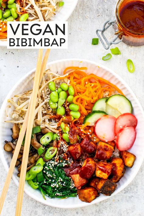 Vibrant and colourful Korean bibimbap gets a plant-based makeover in this tasty vegan version: brown rice, tofu, shiitake mushrooms, carrots, spinach, beansprouts, and edamame served with pickled vegetables and a classic bibimbap sauce. Bibimbap Vegetarian, Tofu Bibimbap, Bibimbap Sauce, Rice Tofu, Vegan Bibimbap, Korean Tofu, Korean Bibimbap, Flexitarian Recipes, Asian Noodle Recipes