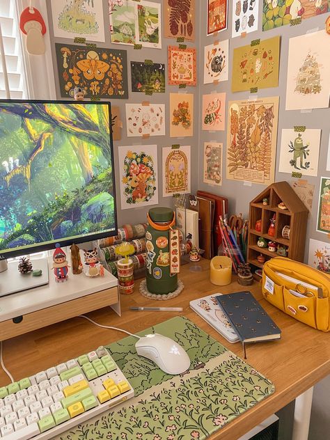 Apartment Desk Decor, Aesthetic Art Room Ideas, Life Inspo Goals, Cute Room Desk Ideas, Colorful Desk Aesthetic, Aesthetic Art Studio Ideas, Desk Setup Artist, Arty Desk, Art Desk Setup Ideas