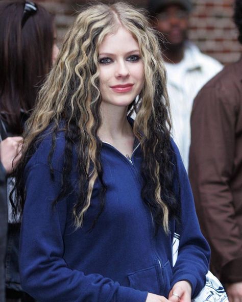 Hollywood Singers, Avril Lavingne, Crimped Hair, Hair Inspiration Color, Avril Lavigne, Hair Inspo Color, Dream Hair, Hair Dye, Look Cool