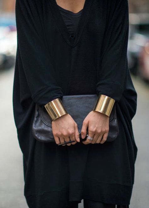 double cuffs Sukienki Maksi, Elegante Y Chic, Black Gold Jewelry, Gold Bracelets, Gold Cuffs, Fade To Black, Style Noir, 70 Dress, Looks Chic