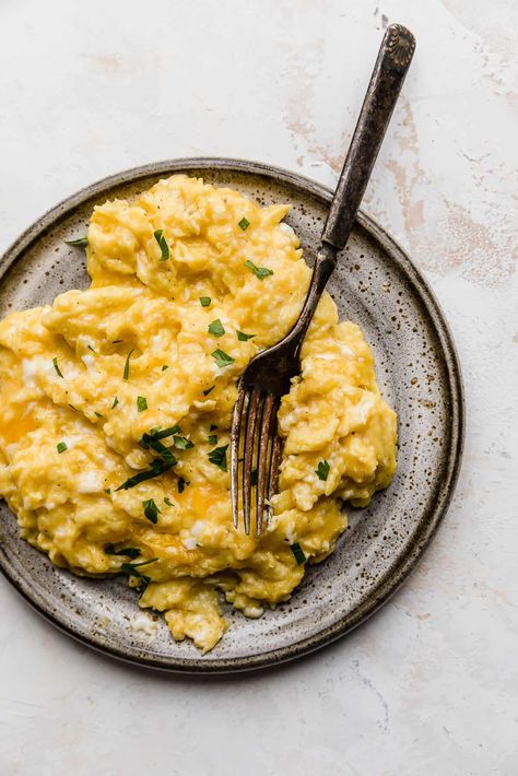 These cheesy scrambled eggs are soft eggs scrambled made with cheese and cooked in butter to create soft egg folds. Scrambled Egg Bake, Oven Scrambled Eggs, Bake Bacon, Oven Cooked Bacon, Cheesy Scrambled Eggs, Fluffy Scrambled Eggs, Soft Egg, Cheesy Eggs, Baked Bacon